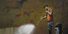 Banksy, Fresque au pochoir représentant un agent d'entretien effaçant des peintures préhistoriques