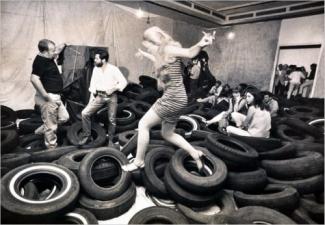 Allan Kaprow et des participants au happening "Yard" de 1967, à New York