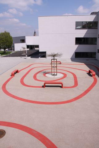  Brülhart Hugo, Roter Faden, 2008, Schulanlage